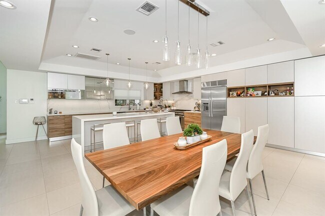 Building Photo - 8911 Birdwood Ct