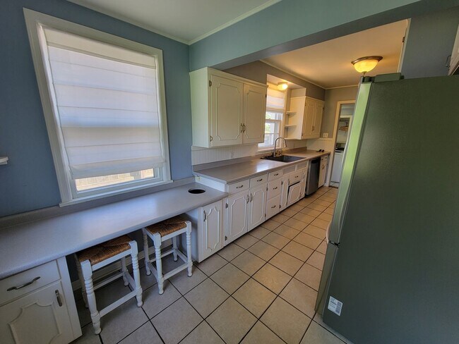 Building Photo - Large 4 bed, 1.5 bath, Over 2,000 square feet.