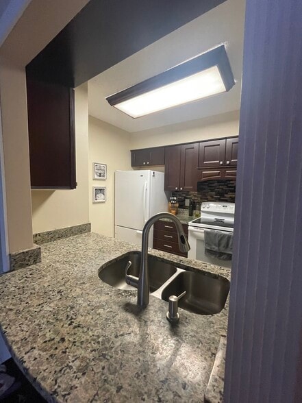 Kitchen - 19 Meadow Ridge E