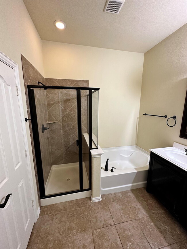 Building Photo - Stunning 3 Bedroom Home in Holland Meadows