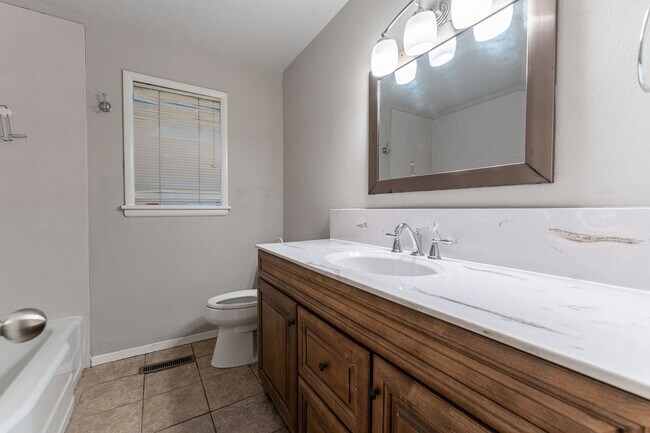 Building Photo - Charming 4 bedroom, 2 bathroom home located in Fayetteville, AR - 6 Month Lease