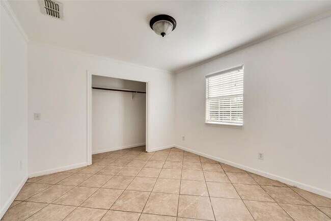 Building Photo - 633 Rose Garden Dr