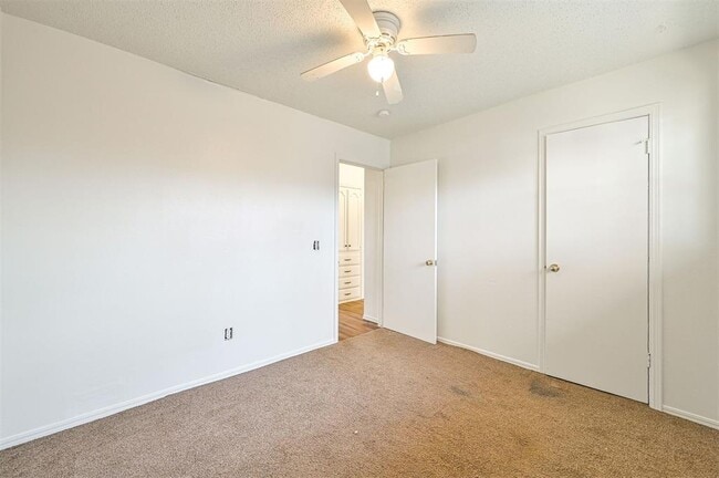 Building Photo - 421 Meadow Lake Dr