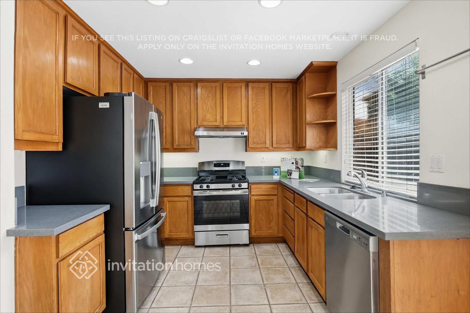 Building Photo - 488 Vista Del Sol
