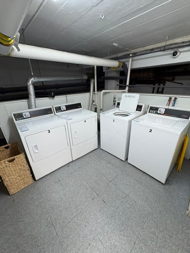 Building Photo - Gorgeous renovated studio with great location in Brighton available NOW!!