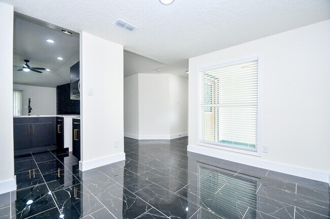 Building Photo - 6530 La Violetta Dr
