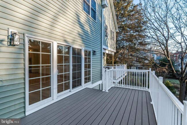 Building Photo - 17 Wilson St