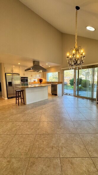 Building Photo - 2825 King Edward Dr