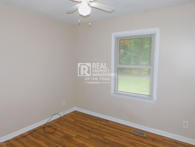 Building Photo - Charming 3 Bedroom/1.5 Bath in Browns Summ...
