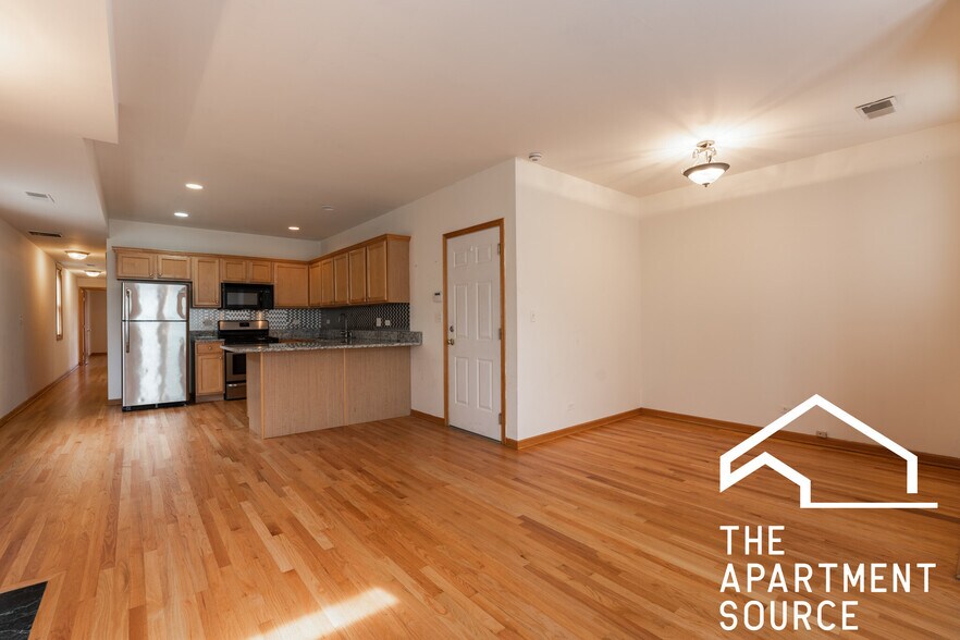 Building Photo - 3117 N Damen Ave