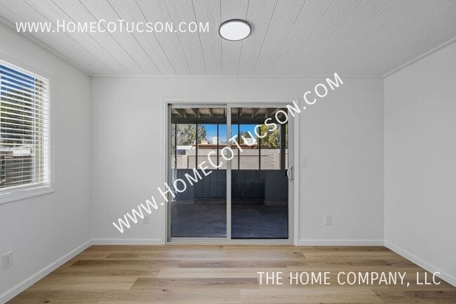 Building Photo - 7461 E Victoria Dr