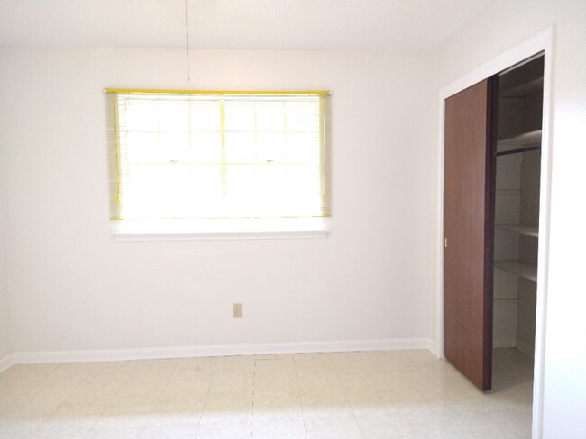 Building Photo - 1541 Maplewood Dr