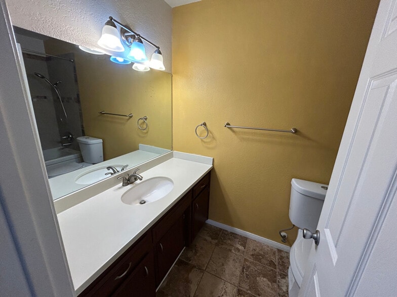 Building Photo - 705 W Graaf Ave