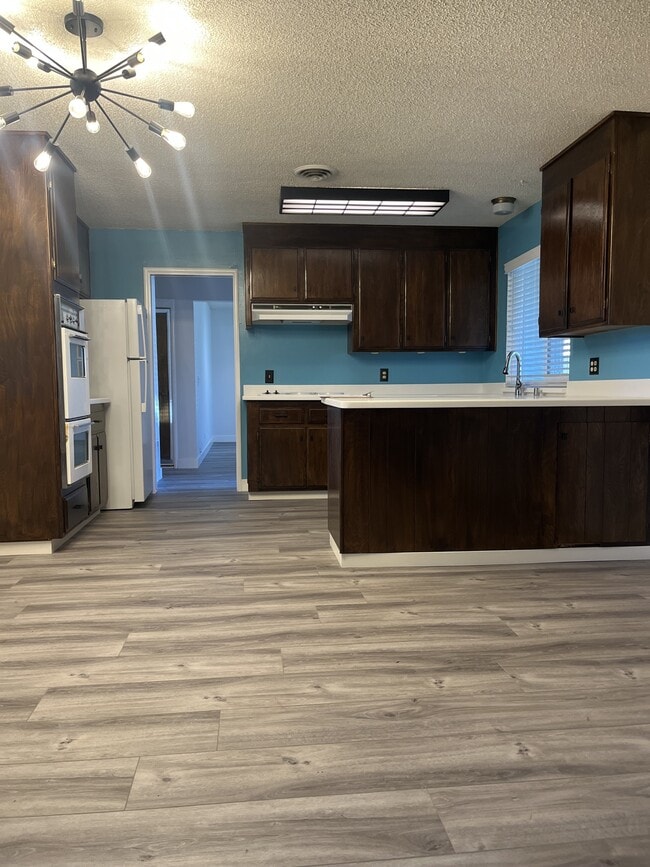 Building Photo - 1094 Tara Ct