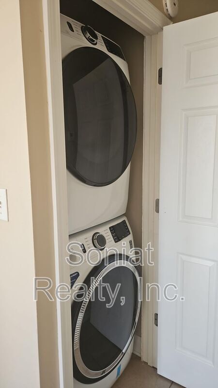 Building Photo - 5922 Marigny St