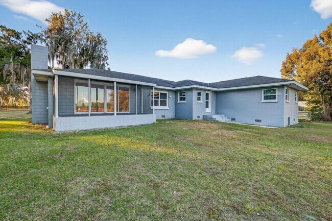 Building Photo - Lakefront 4-Bedroom Home for Rent in Beautiful Umatilla, FL