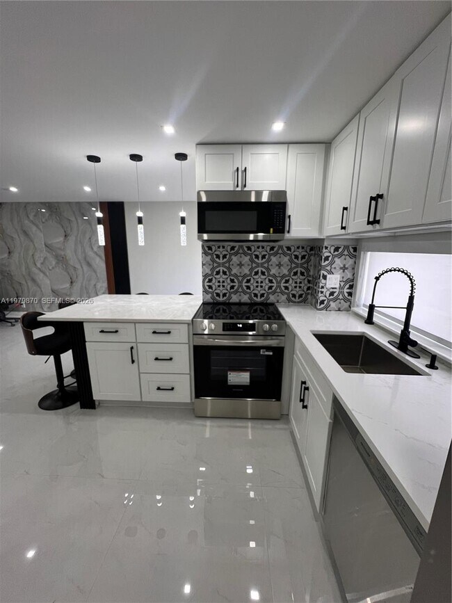 Building Photo - 17021 N Bay Rd