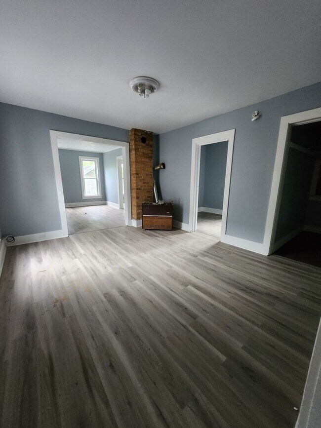 Building Photo - East side 3 bedroom apartment