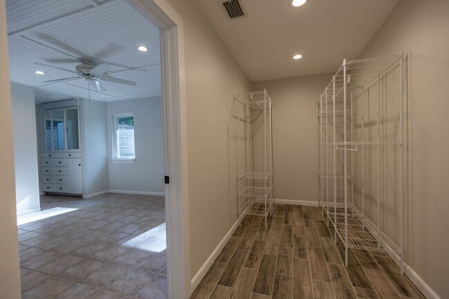 Building Photo - Newly Remodeled Fairhope Cottage Near Downtown!