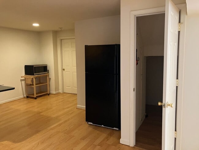 Building Photo - 2 Bedroom/1 Bathroom Basement Unit for Ren...