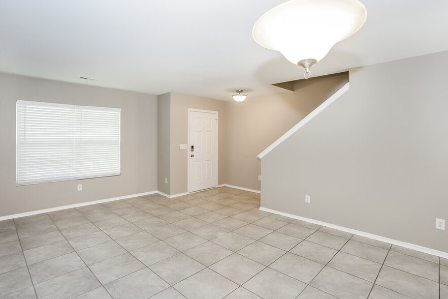 Building Photo - 4024 Larkhaven Village Dr