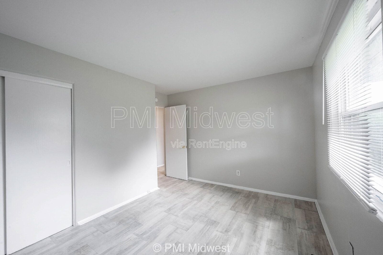 Building Photo - 5820 Grandview Dr
