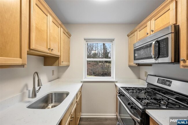 Building Photo - 121 Regency