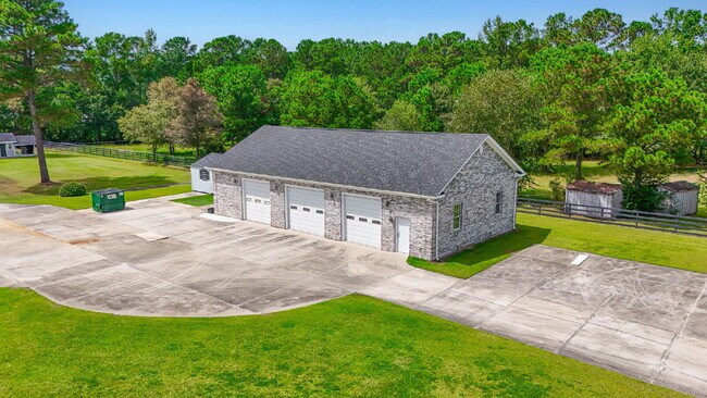 Building Photo - Peaceful and Luxury Living on 3+ Acres