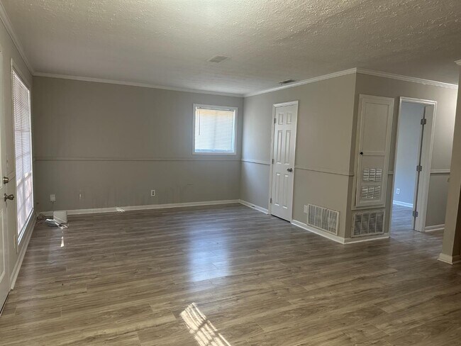 Building Photo - 5843 Memphis St