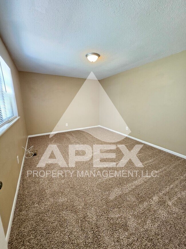 Building Photo - NICE - 2 Bedroom 1.5 Bath Townhouse WEST o...