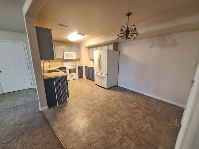 kitchen - 3314 E South Ridge Rd