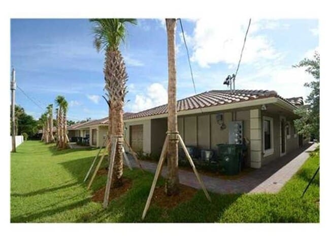 Building Photo - 1045 Villas LLC (1027 NE 10th Ave)