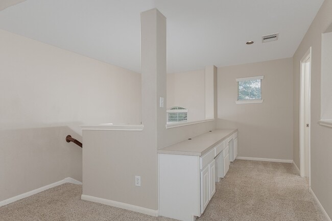 Building Photo - 50 E Pipers Green St