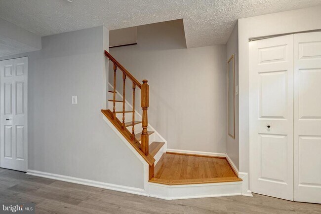 Building Photo - 6320 Lightburn Ct