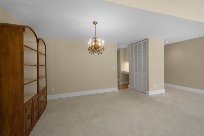 Building Photo - 2bd/1.75ba Bellevue Condo