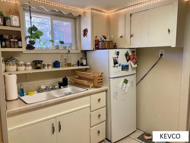 Building Photo - 208 E Pitkin St