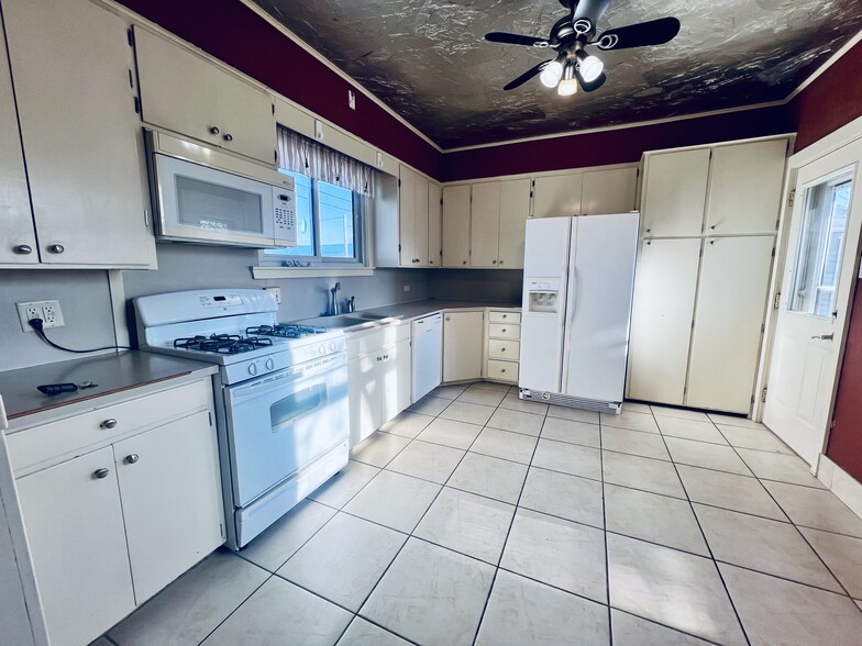 Kitchen - 1323 W 2nd St
