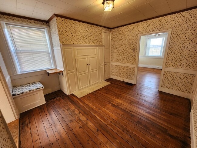 Building Photo - Large and Beautiful Farm House in Quiet Area