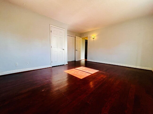 Building Photo - Spacious 2 bd, 2 ba with attached finished garage