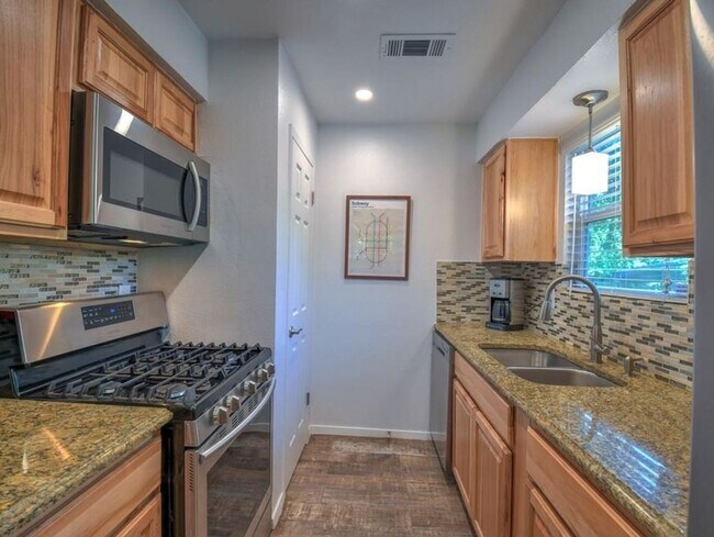 Building Photo - 6605 Clubway Ln