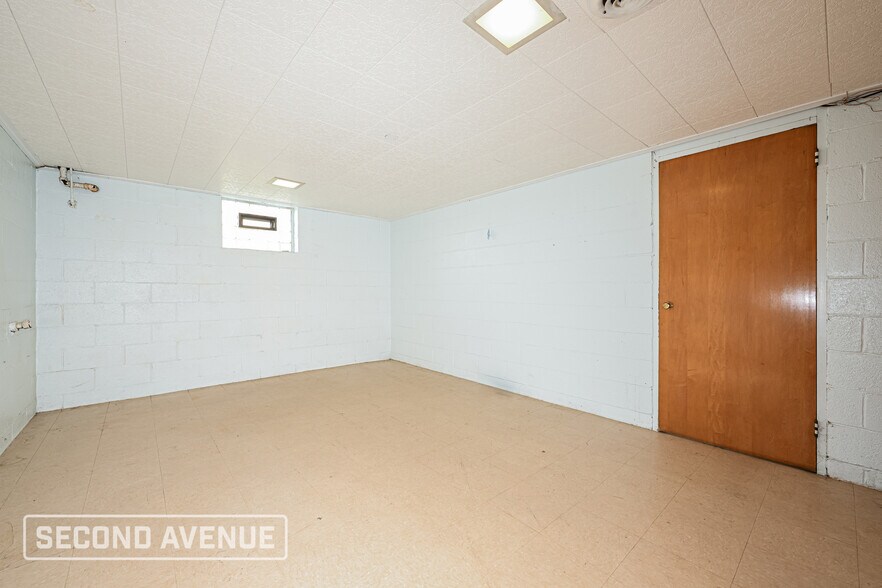 Building Photo - 1031 Greenlawn Dr