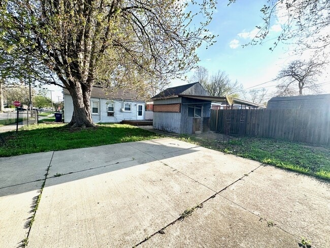 Building Photo - 1697 London