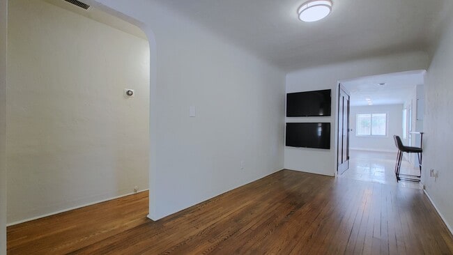 Building Photo - 808 Vassar Dr NE