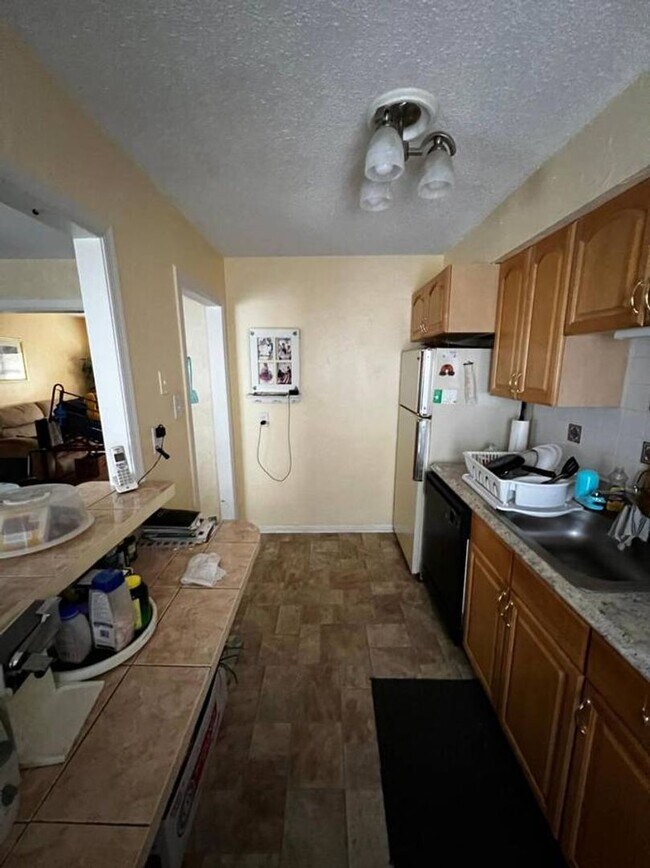 Building Photo - Lovely Cherry Hill Parke 2nd floor 2 bedro...