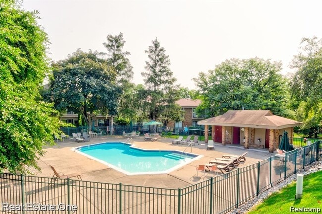Building Photo - 1403 Oakbrook E Dr
