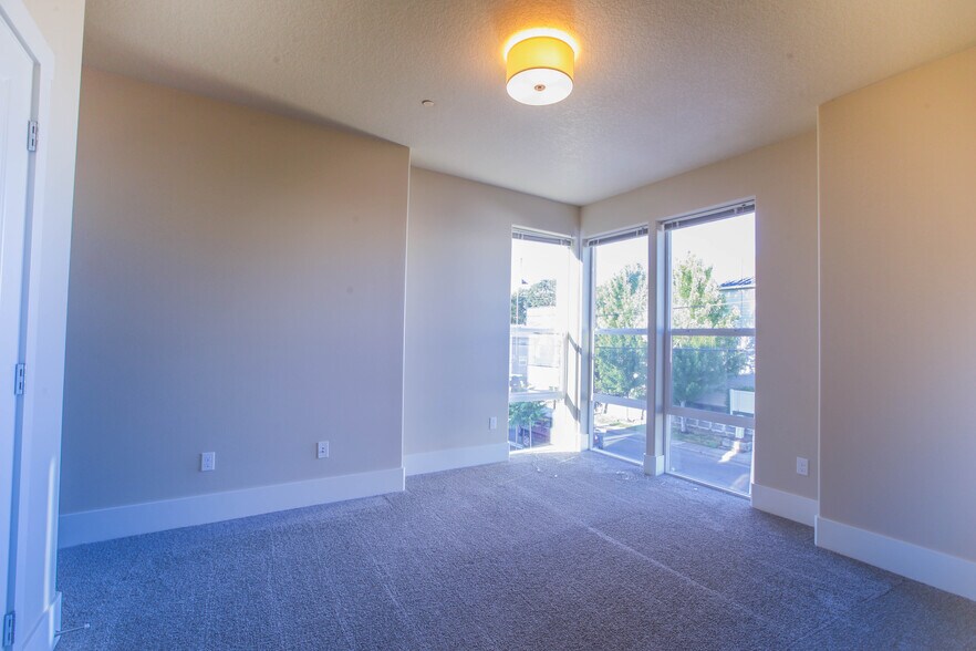 Building Photo - 910 Grove SW St