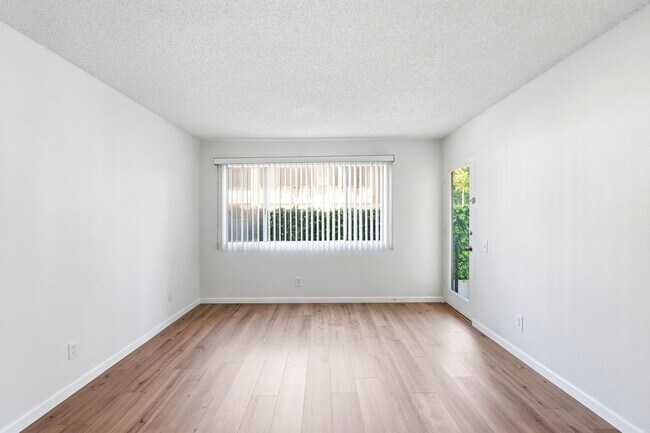 Building Photo - FIRST FLOOR 2BR + 2BA CONDO IN PASADENA!
