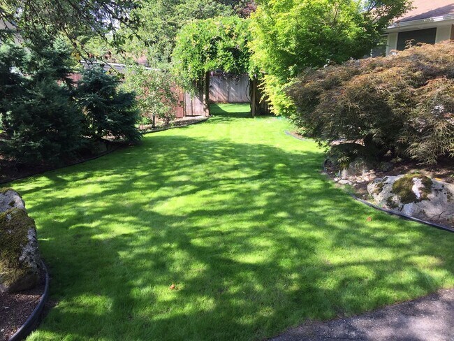 Building Photo - Quiet Kirkland Rambler on large, quiet lot