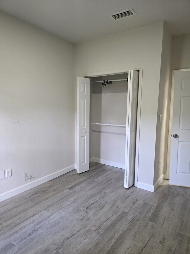 Building Photo - Apartment in Quadplex For Rent