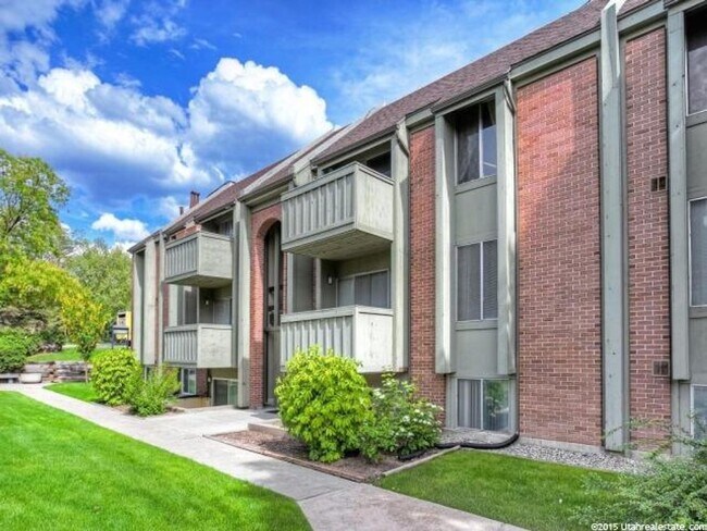 Building Photo - Foothill Condo